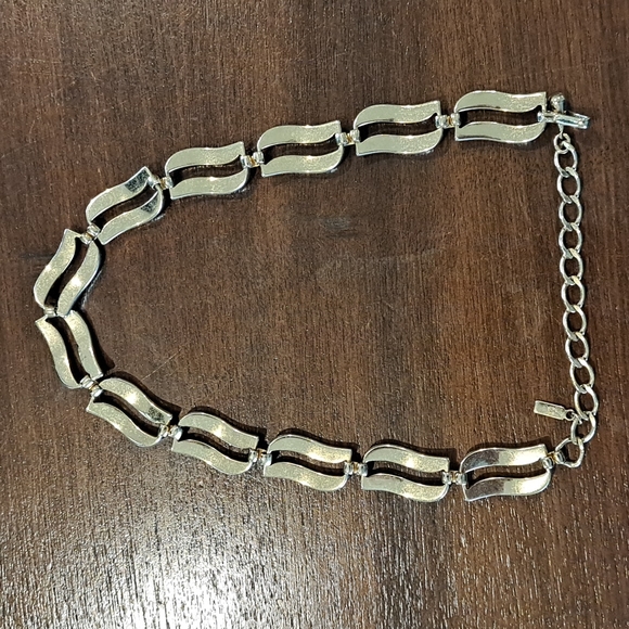 Monet Necklace 16"  Wave Link Goldtone - Picture 6 of 7